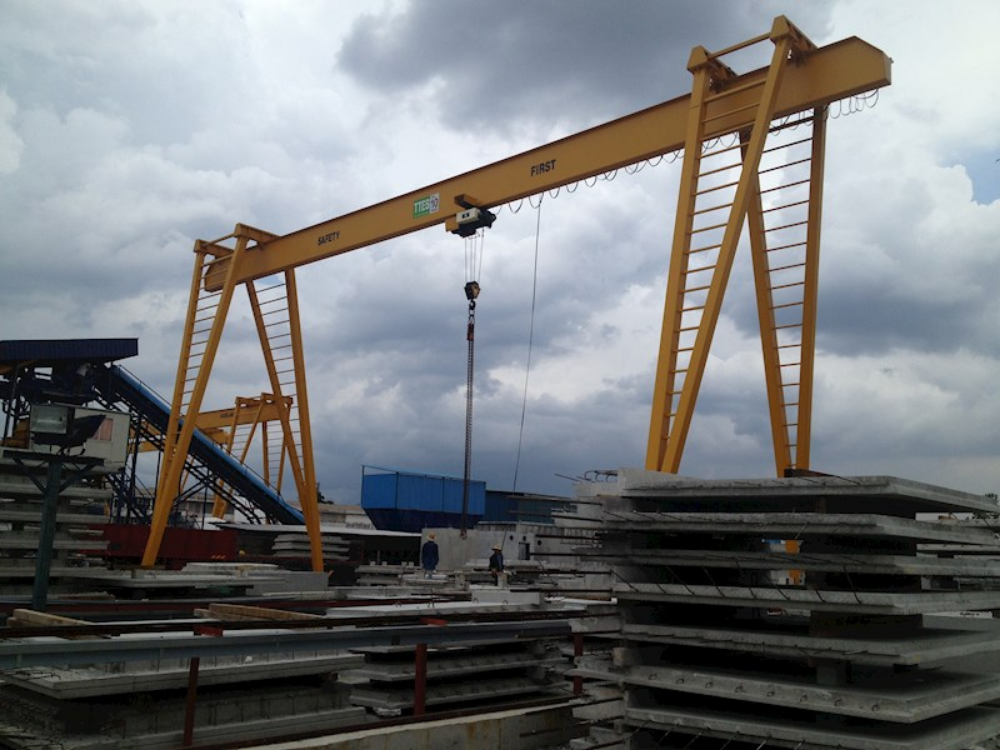 Gantry crane lifting precast slabs