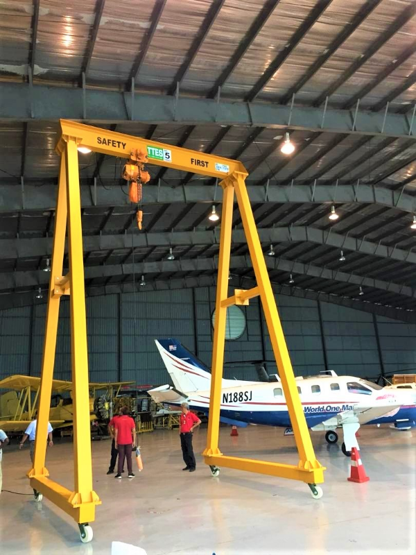 Portable gantry crane in an aircraft hangar